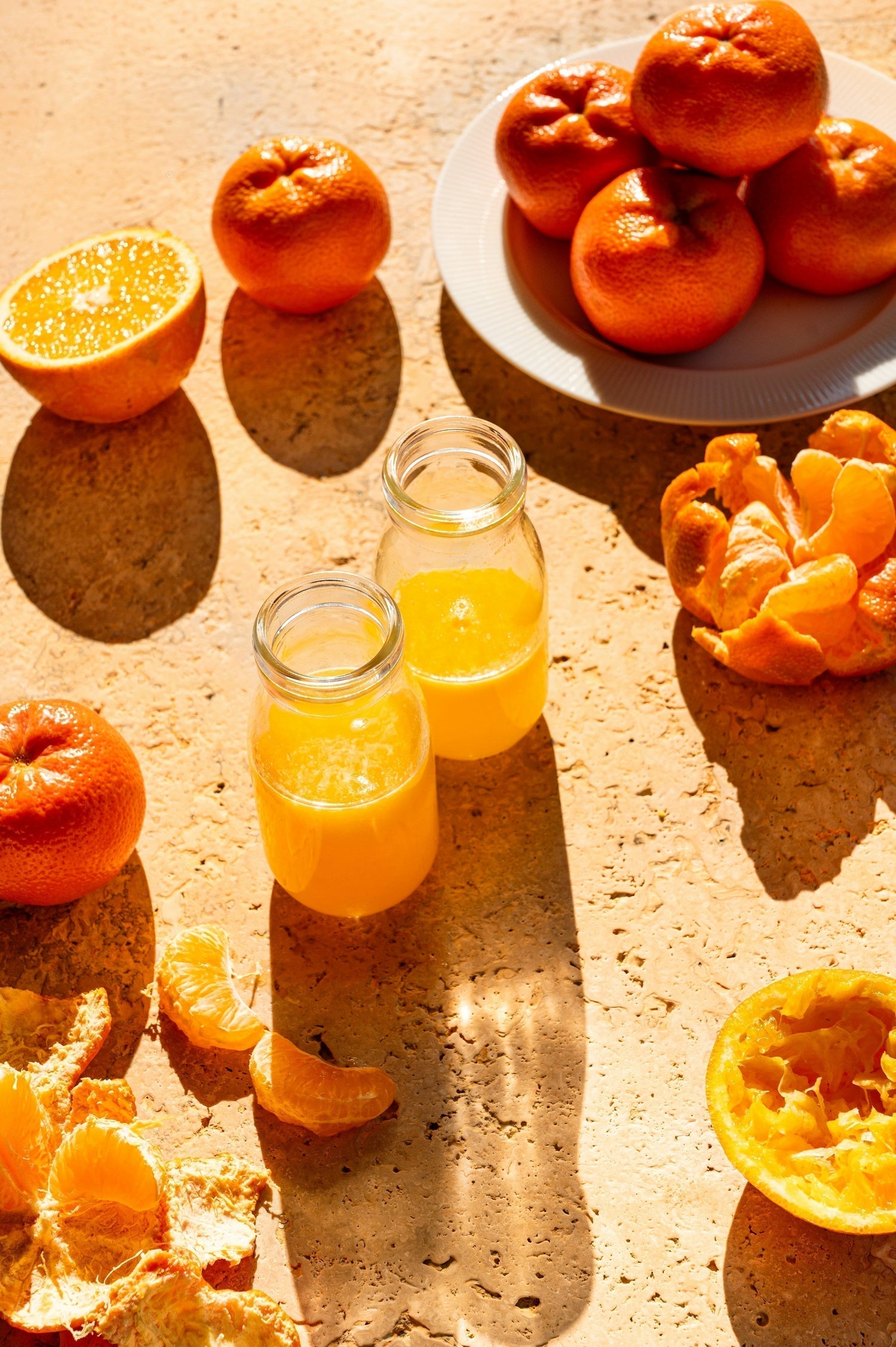 Jus d'orange et oranges en plein soleil en été