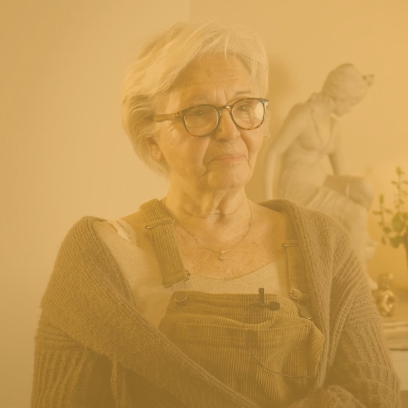 Personne souriante parlant devant une caméra