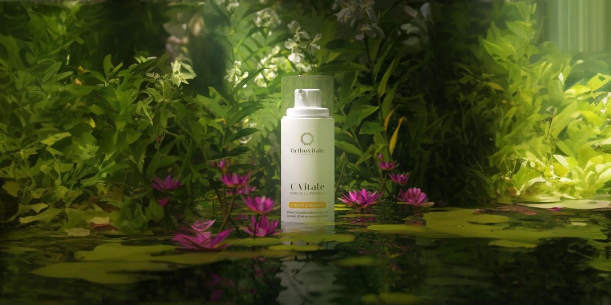 Un flacon de vitamine C blanc dans un environnement verdoyant contenant de l'eau et des plantes