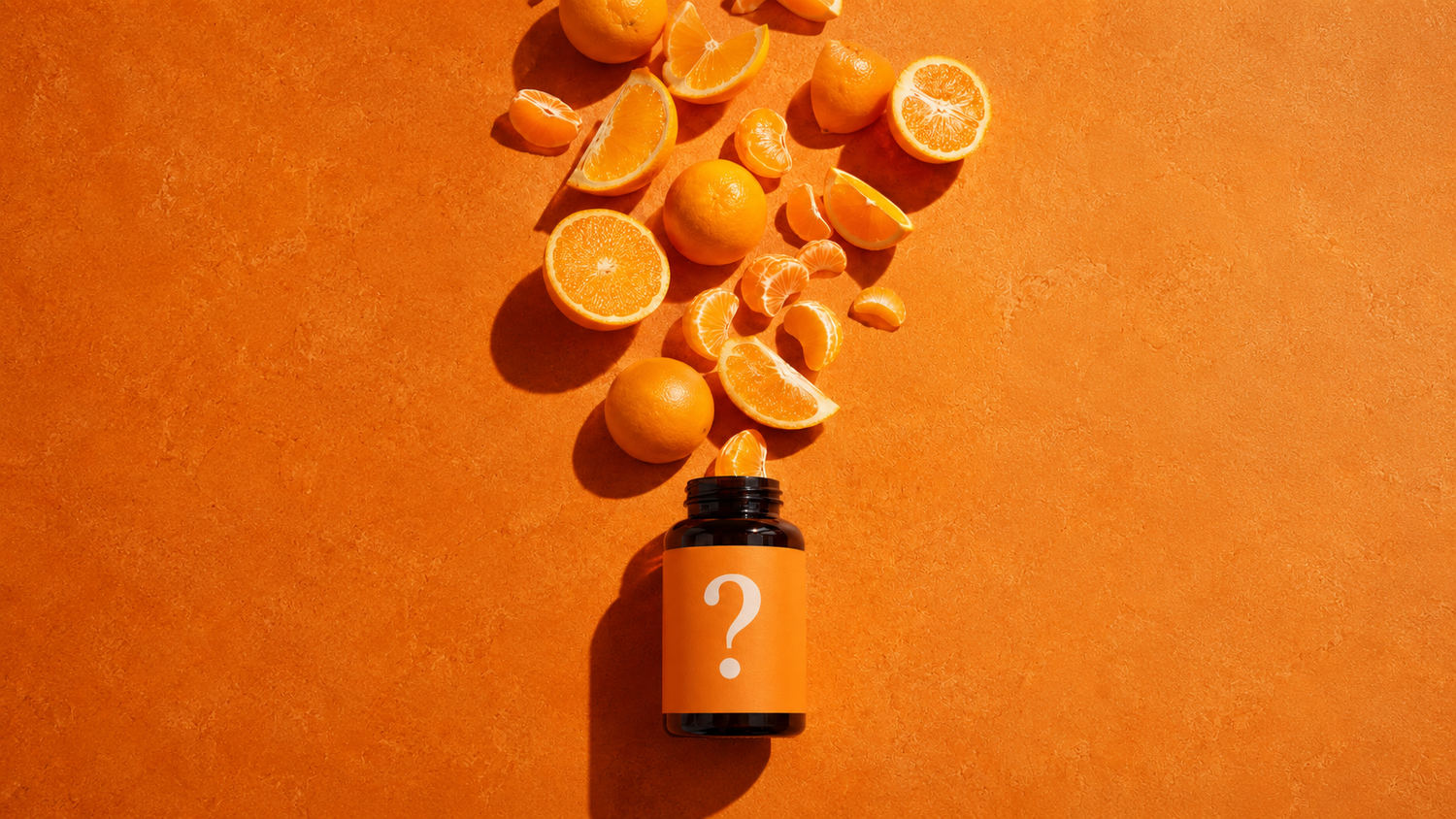 Des oranges et agrumes sortent d'un flacon sur lequel figure un point d'interrogation