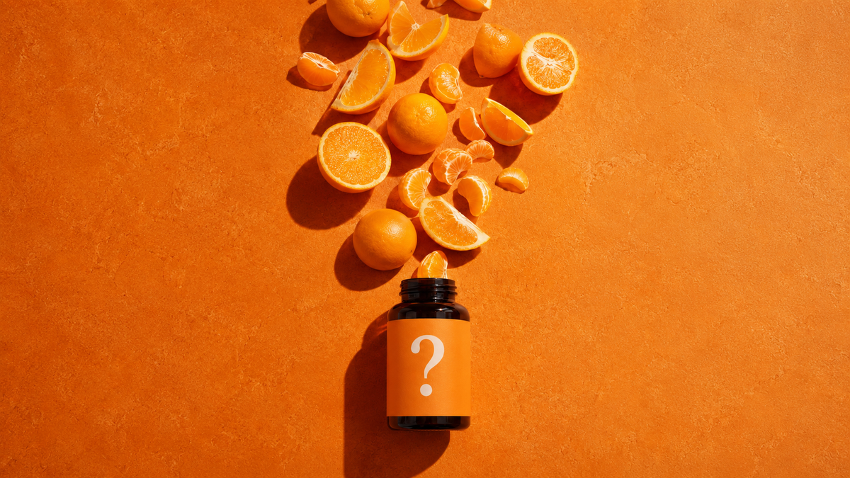 Des oranges et agrumes sortent d'un flacon sur lequel figure un point d'interrogation