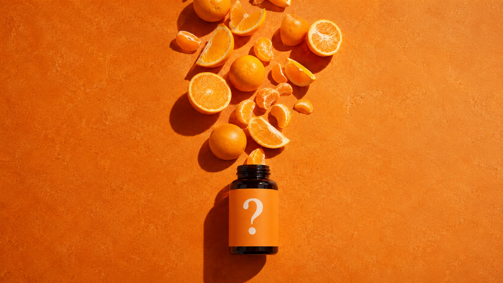 Des oranges et agrumes sortent d'un flacon sur lequel figure un point d'interrogation